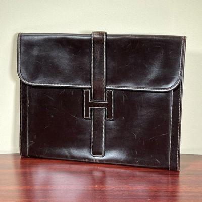 HERMES LEATHER FOLDER  |
Brown leather document holder with H clasp insert - l. 13.5 x h. 10.5 in.
