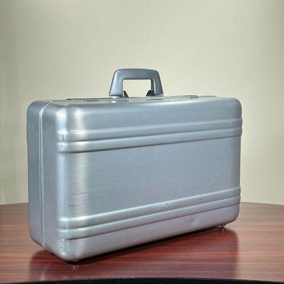 SILVER LOCK BRIEFCASE  |
Halliburton lock briefcase - l. 20.5 x w. 13 x h. 7.25 in.