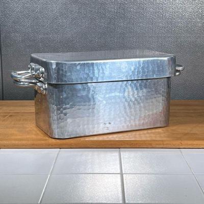 FRENCH SERVING BUCKET  |
Hammered metal ice bucket (seafood serving bucket or party tub), without insert, made in France - l. 15 x w. 9 x...