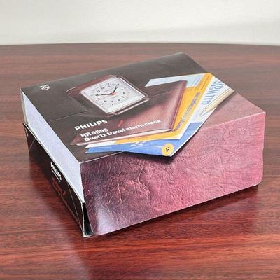 (5pc) PHILIPS TRAVEL ALARM CLOCKS  |
Five HR 5595 quartz travel alarm clocks - l. 8 x w. 7 x h. 3.25 in. (larger box)