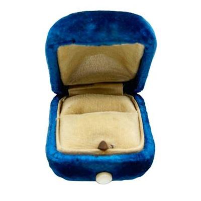 Lot 088
Antique Blue Velvet Ring Box with Mother Of Pearl Closure 
