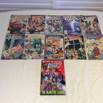 MMT064 DC Justice League Of America Graphic Novel & Ten DC Comics