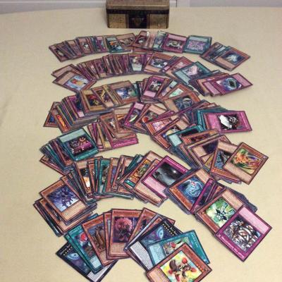 MMT070 Over 500 Yu-Gi-Oh! Trading Cards & Tin