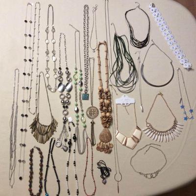 MMT100 Various Costume Jewelry Necklaces 