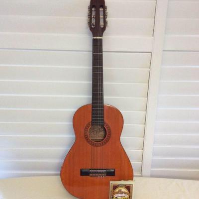 MMT116 Avila Guitar & Extra Guitar Strings