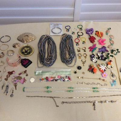 MMT104 Beads & Broken & Mis-Matched Costume Jewelry For Crafting 