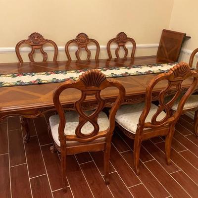 Beautiful Dining Table Set with 6 chairs and leaves