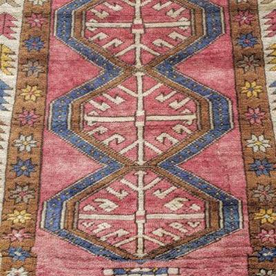 Middle Eastern, Persian & Oriental rugs. This rug measures 46