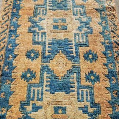 Middle Eastern, Persian & Oriental rugs. This rug measures 36