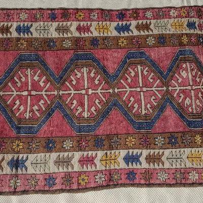 Middle Eastern, Persian & Oriental rugs. This rug measures 46