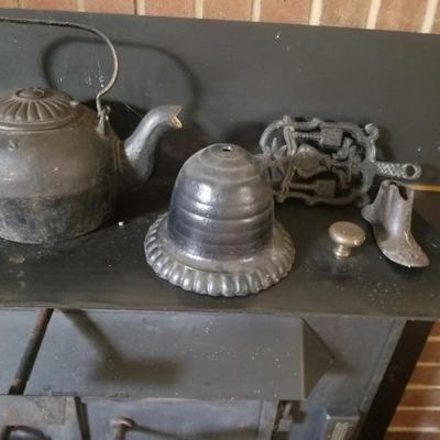 Cast iron string holder, kettle