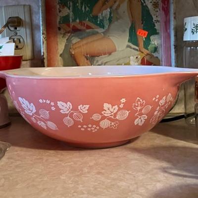 Pyrex Gooseberry Cinderella 4 qt. Pink mixing bowl