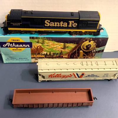 Athearn Santa Fe model train engine, Kelloggs & freight cars