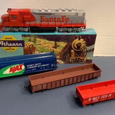 Athearn Santa Fe model train engine, Ajax & freight cars 