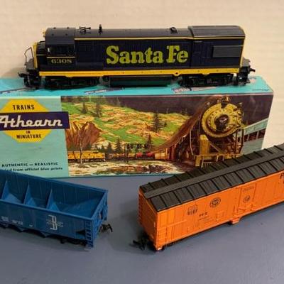 Athearn Santa Fe model train engine & freight cars 