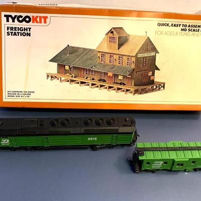Tyco kit freight station, Burlington northern model train engine & freight car 