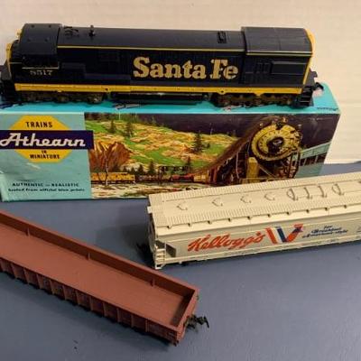 Athearn Santa Fe model train engine, Kellogg's & freight cars 