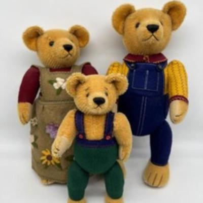 Patty Gohman The Three Bears Dolls

Artisan made bears from mohair adorned in hand crafted clothing.

Papa Bear measures 12
