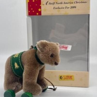 Steiff JungbÃ¤r Limited Edition Ornament by the Steiff North American Christmas Exclusive 2006 that measures 4.5 inches tall.