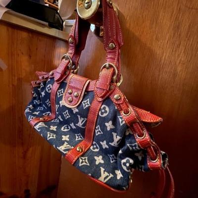 Louis Vuitton purse / handbag