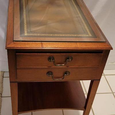 Lot 89 Mahogany Sheraton Style Side Table
believed to be embossed leather insert, 1 drawer, glass top, measures:17