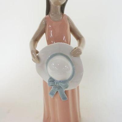 1020	LLADRO PORCELAIN FIGURE OF GIRL HOLDING SUN HAT, APPROXIMATELY 11 IN HIGH
