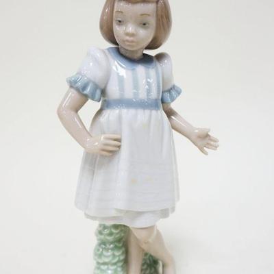 1017	LLADRO DAISA PORCELAIN FIGURE OF YOUNG GIRL, APPROXIMATELY 9 IN HIGH
