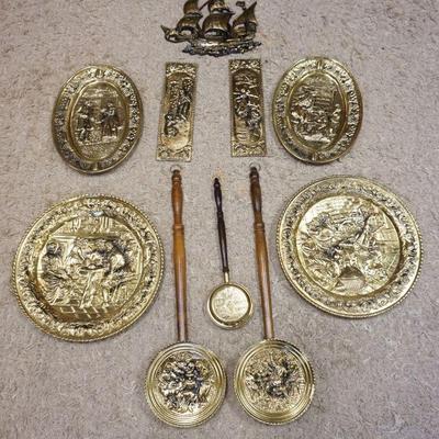1092	GROUP OF ASSORTED ENGLISH BRASS DECORATIVE WALL HANGINGS, CHARGERS, BED WARMERS, ETC
