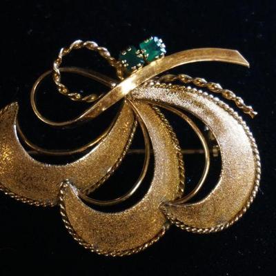 1306	18K YELLOW GOLD BROOCH CONTAINING 2 EMERALDS, APPROXIMATELY 1 1/2 IN X 1 1/8 IN, 2.6 DWT INCLUDING STONES
