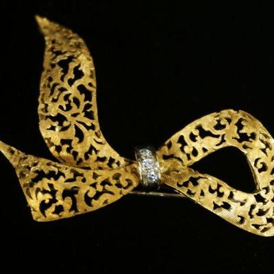 1178	14K YELLOW GOLD BROOCH PIN CONTAINING APP. 0.09 CARATS OF DIAMONDS. OVERALL WEIGHT 7.45 DWT
