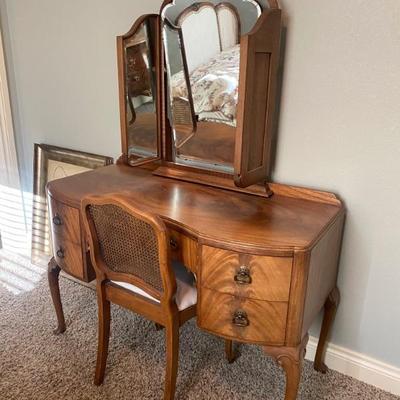 NICE ANTIQUE MIRRORED DRESSER WITH MATCHING CHAIR