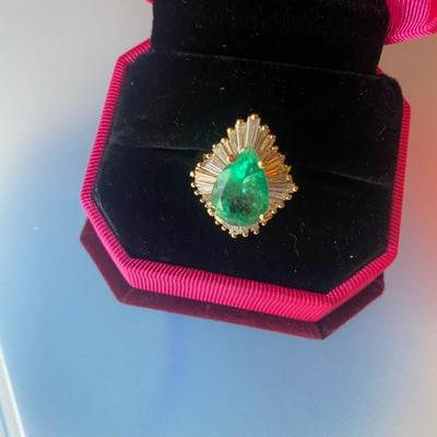 Beautiful Diamond & Emerald Cocktail RIng