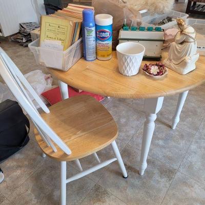 nook table with five matching chairs