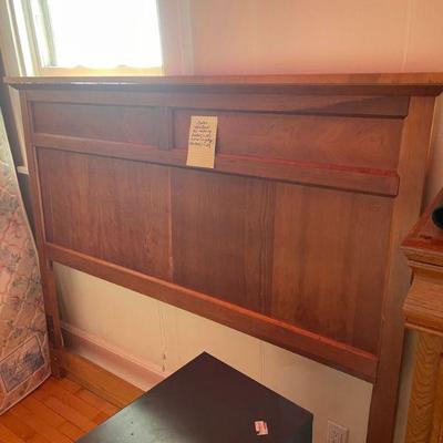 Queen size bed 