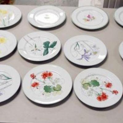 1267	LOT OF 18 BLOCK SPAL 8 IN PLATES DEPICTING FRUIT AND FLOWERS
