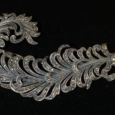 1088	LARGE STERLING & MARCASITE BROOCH/PIN IN THE FORM OF A FEATHER, 1.495 OZT, APPROXIMATELY 4 3/4 IN LONG
