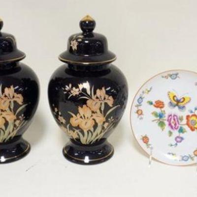 1261	PORCELAIN LOT INCLUDING 3 COVERED JARS AND 2 ESTEE LAUDER 7 3/4 IN PLATES
