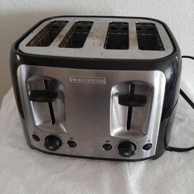 4 slice Black and Decker toaster $3.00