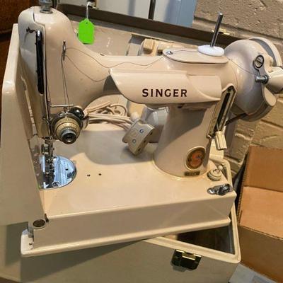 Featherlight Singer Portable Sewing Machine with Case