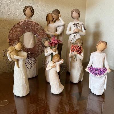 Collection of â€œWillow Treeâ€ figurines 