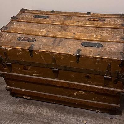 Vintage trunk in good condition!