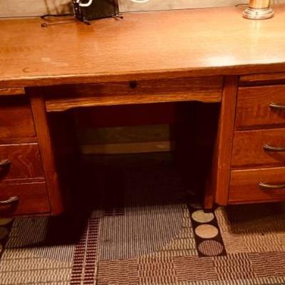 Beautiful desk, solid wood!