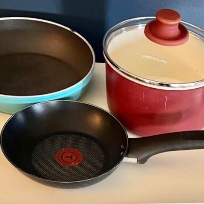 This home contains great pans and skilletâ€™s.