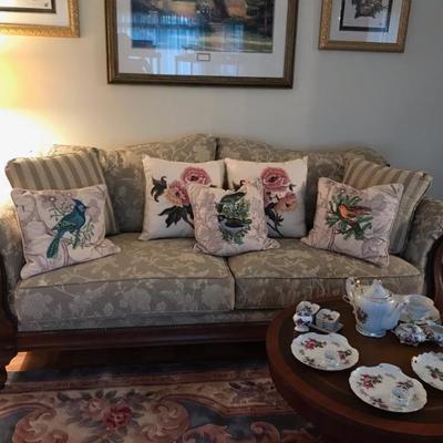Broyhill sofa $599
80 X 33 X 35