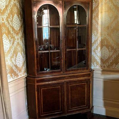 Stunning Burl Inlaid corner cabinet. Includes 2 keys. 