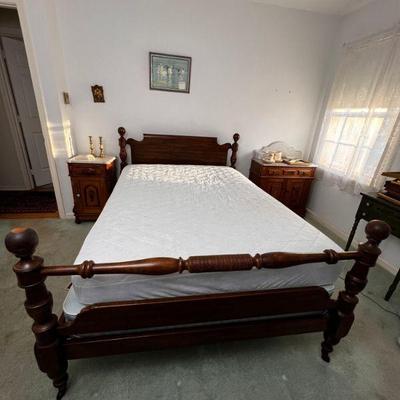 Antique Mahogany Full Size Bed FrameÂ 
