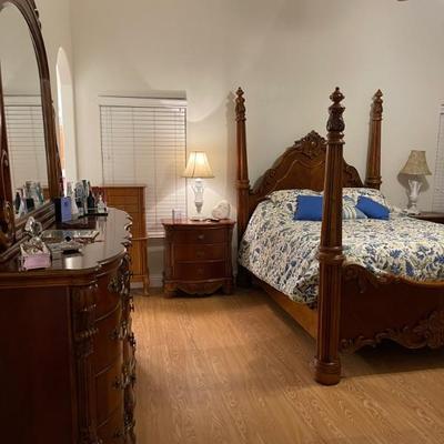 Queen bedroom set
Bed head and feet adjustable 