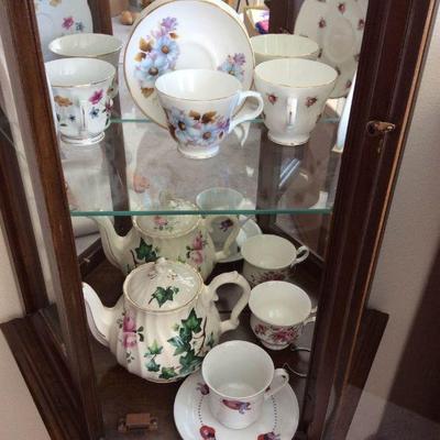 MFE009 Fine China Teapot, Teacups & Saucers 