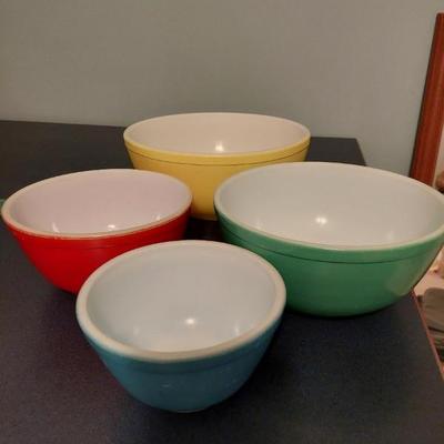 Pyrex primary colors mixing bowls - set of 4