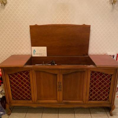 Vintage Penncrest Stereo Console, model 7768b-47. Excellent condition.